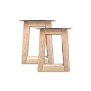 trapezepoot bankje eiken tegen een witte achtergrond